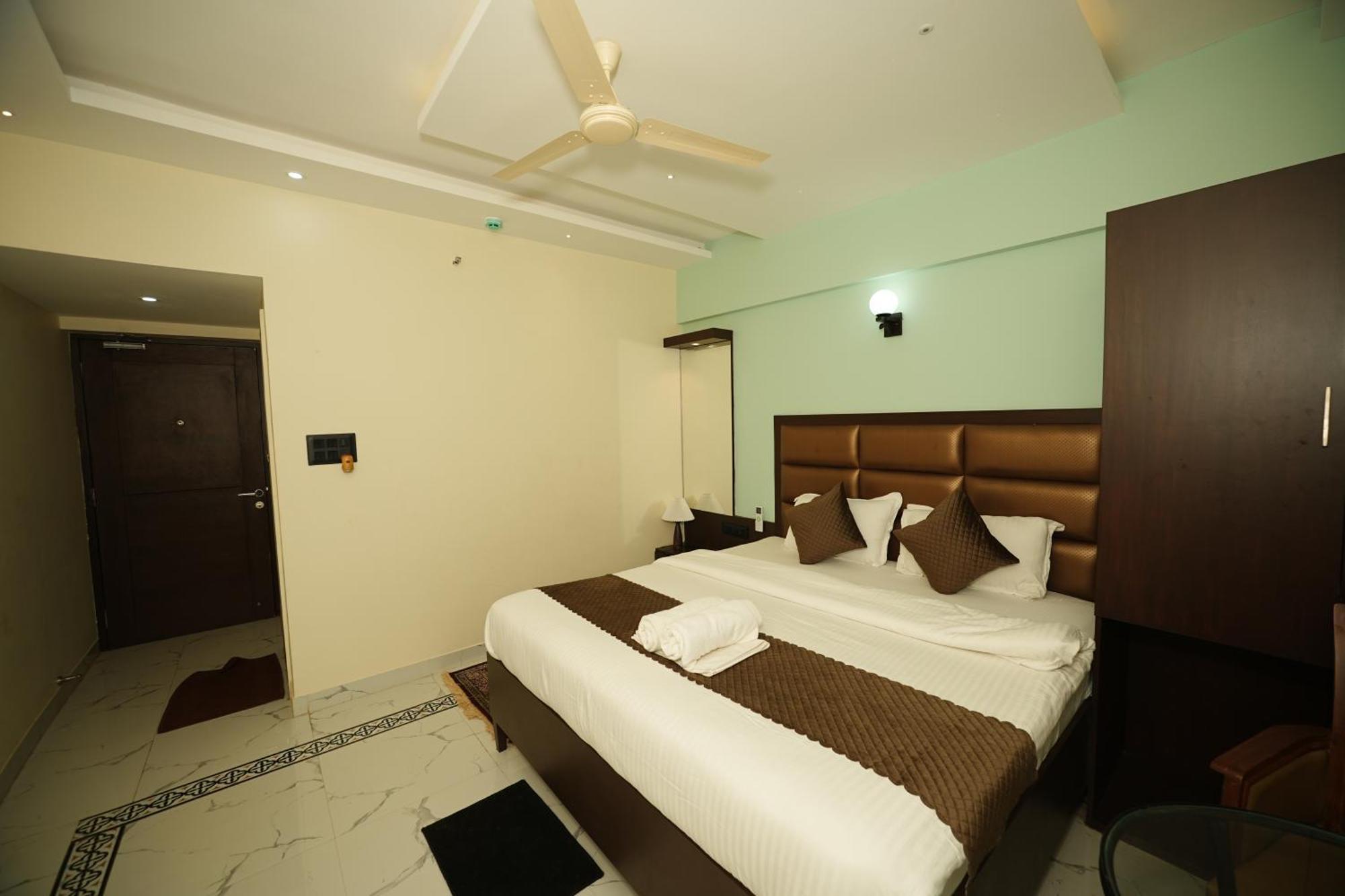 Saikiran Hotel Mapusa Bagian luar foto